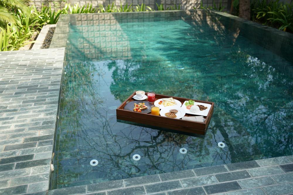 Bandeja con comida flotando en una piscina