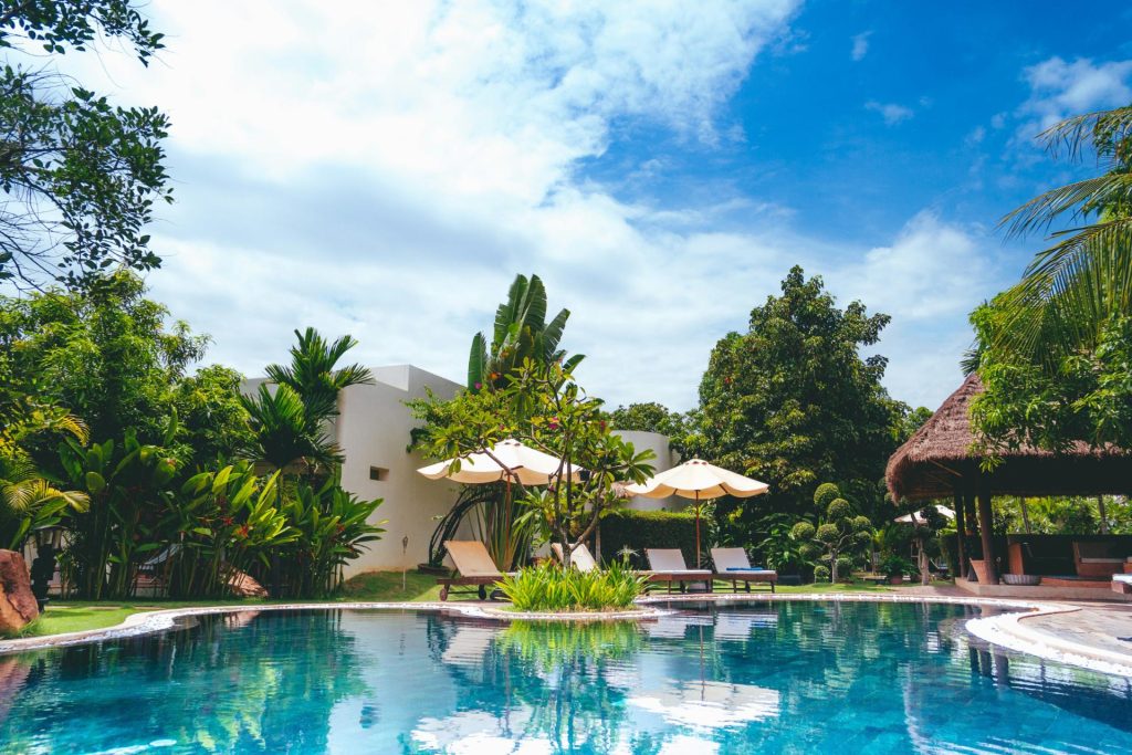 Piscina en un hotel tropical