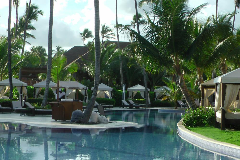 Piscina en un hotel tropical