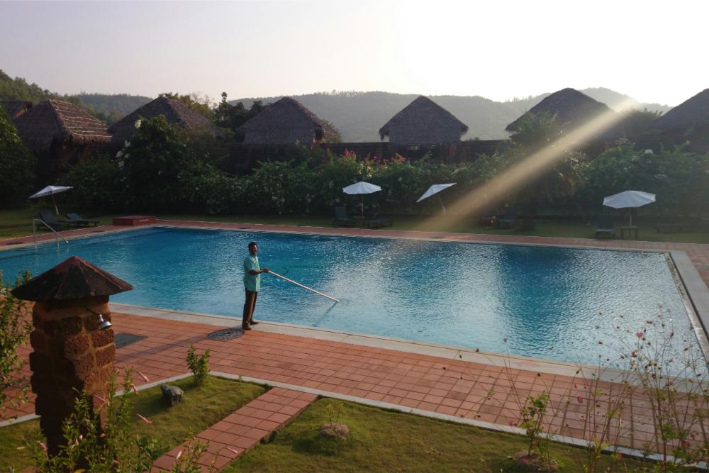 Persona limpiando una piscina