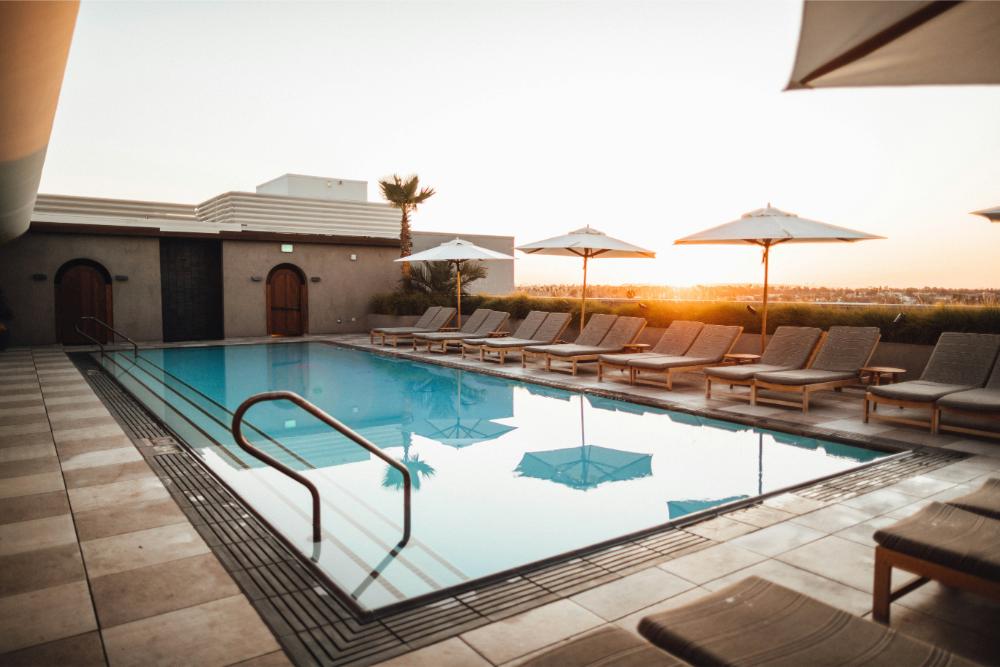 Piscina al lado de sombrillas en un hotel